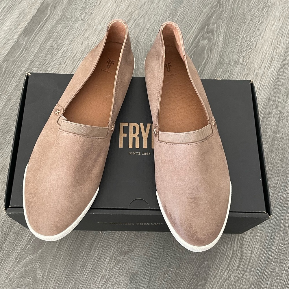 Frye NWT Melanie Slip On Dark Taupe Size 9